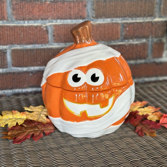 Cheryl’s Cookies spooky mummy wrapped smiling Jack o lantern ceramic cookie jar - Picture 1 of 10